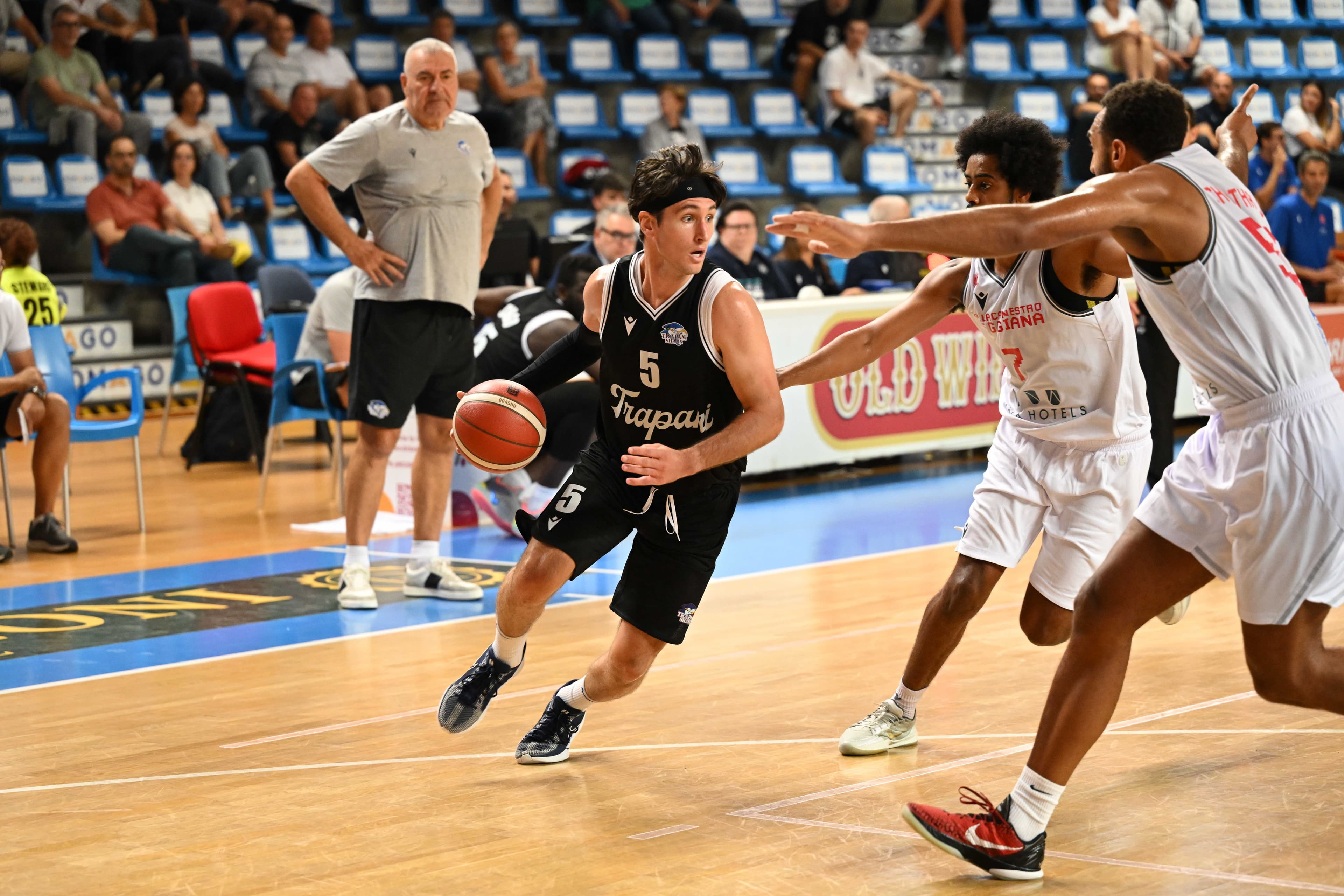 La Trapani Shark batte la UNA Hotels Reggio Emilia per 78-71 nella prima semifinale del Memorial Pajetta