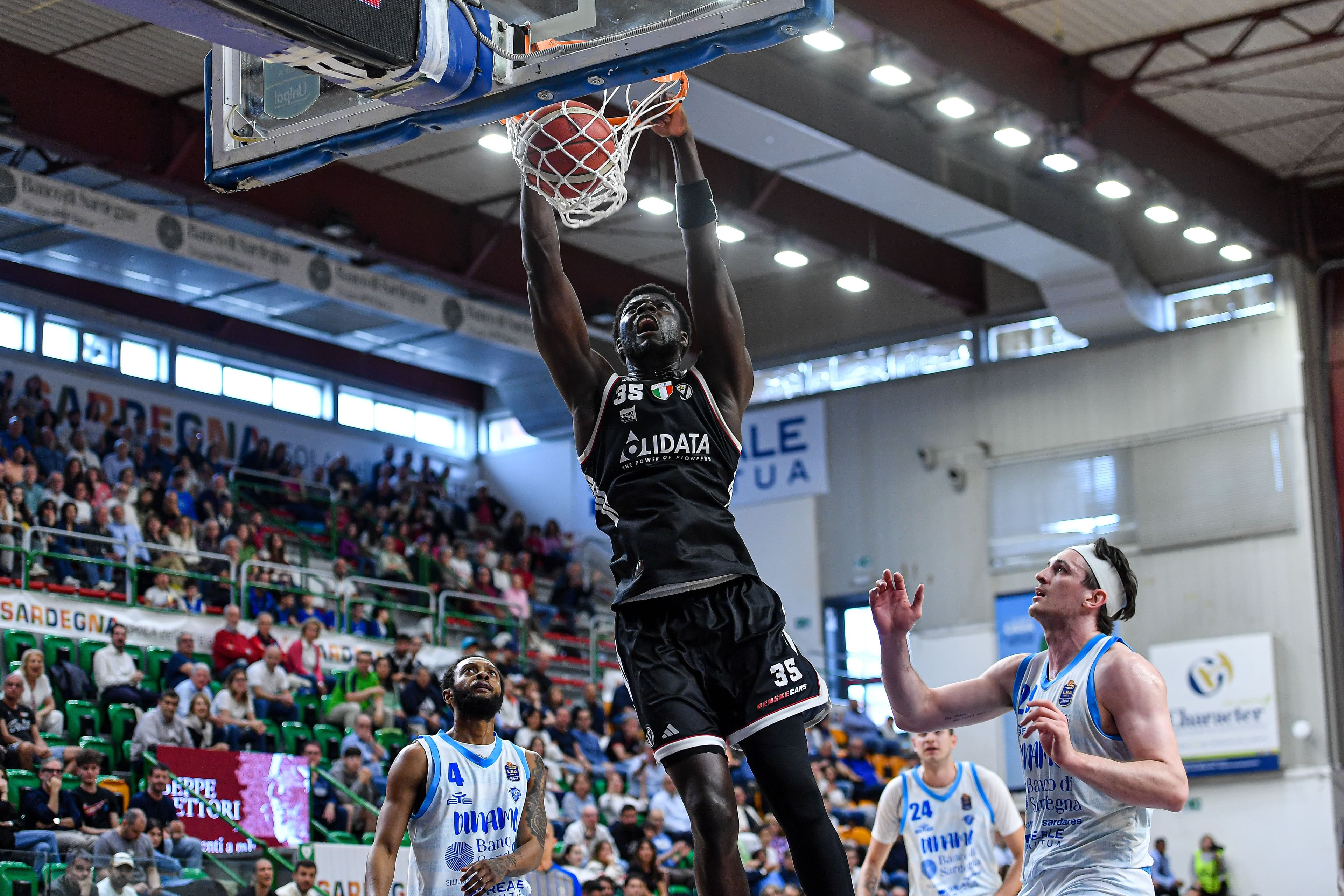 La Virtus Olidata Bologna sbanca il parquet del Banco di Sardegna Sassari con Diouf e Niang protagonisti (73-80)